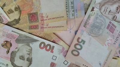 На Луганщине "гуляют" фальшивые деньги: какие купюры могут оказаться "липовыми"