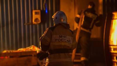 Сотрудники МЧС тушат пожар на нефтезаводе в Уфе