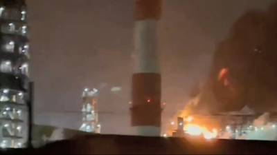 Авария на нефтезаводе в Уфе: из трубы вырвался огненный факел