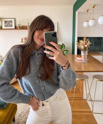 Серый свитер + белые джинсы: француженка Жюли Феррери показывает, как одеваться просто и эффектно
