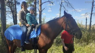 «Вместе с лошадью — к здоровью»: иппотерапевт рассказала о лечении детей с ОВЗ