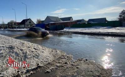 «Пора лодку покупать»: улицы Соль-Илецка затопило талой водой