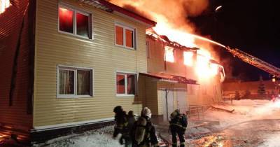 Двухэтажный дом горит на 1,6 тысячи "квадратов" под Мурманском