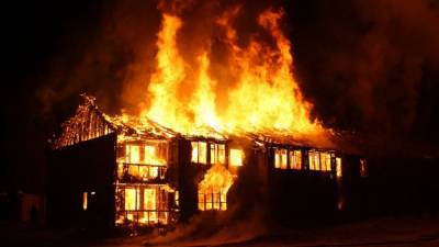 Спасатели вытащили двух человек из горящего двухэтажного дома в Кандалакше