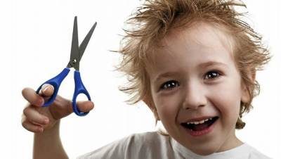 Шок, смех и даже слезы: подборка забавных видео, как дети стригут себе волосы