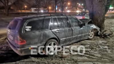 В Киеве на Большой Окружной легковушка задела микроавтобус и врезалась в дерево, водитель госпитализирован
