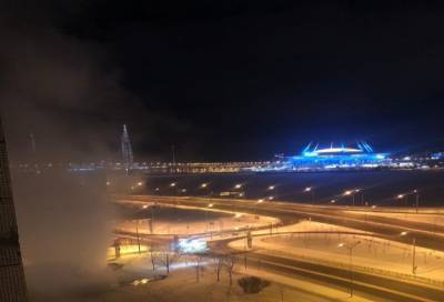 Эффектный "фонтан" засняли петербуржцы на Морской набережной