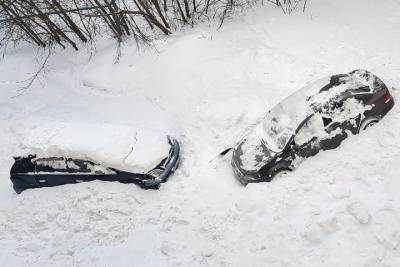 Лавина снега рухнула на два припаркованных автомобиля в Новосибирске