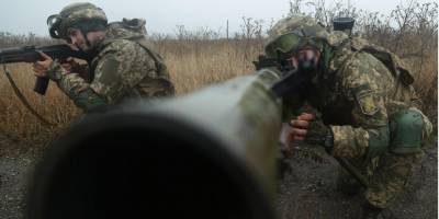 Боевики на Донбассе обстреляли украинские позиции из гранатометов и стрелкового оружия