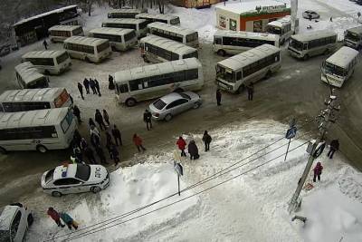Водители автобусов остановили работу в Бийске из-за нечищеных дорог