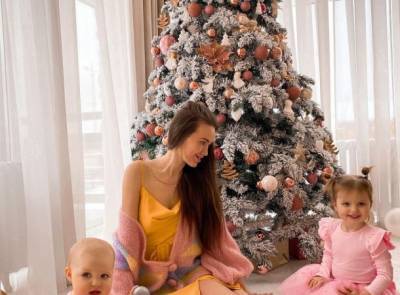 Анастасия Костенко нарядила дочерей в роскошные розовые платья