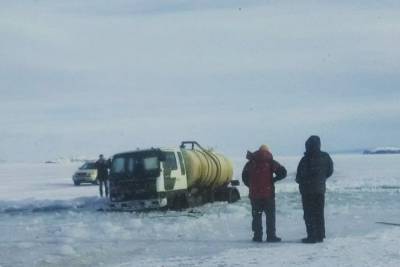 Ассенизаторская машина застряла на Байкале, попав в трещину во льду
