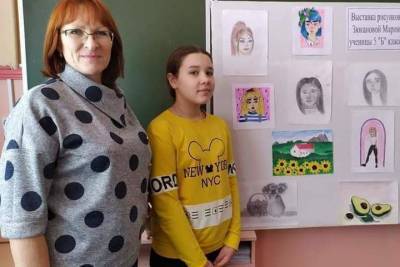 В Умётской школе открылась первая выставка 11-летней художницы