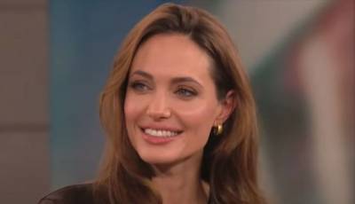 Игривая Анджелина Джоли пошалила на полу, показав, что прячет под платьем: «Не стыдно?»