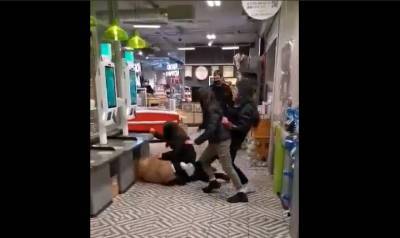 В Сыктывкаре девушки избили покупательницу в магазине "Пятерочка"