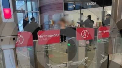Мужчина с ножом заблокировал вход на станцию московского метро