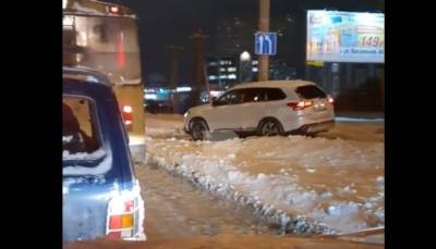 В Рязани водители объезжали пробку на Московском по тротуару