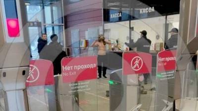 Угрожавшего суицидом мужчину задержали в московском метро