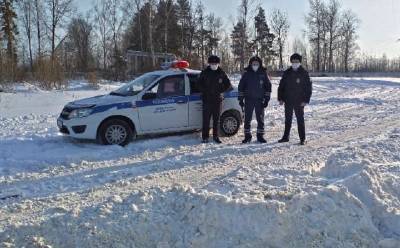 В Смоленской области полицейские помогли автоледи выбраться из снежного плена
