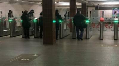 Пассажир московского метро угрожал покалечить себя