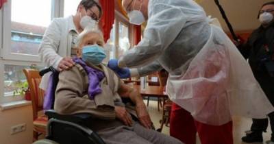 Ряд стран Европы не рекомендуют прививать пожилых людей вакциной AstraZeneca: ее должна получить и Украина