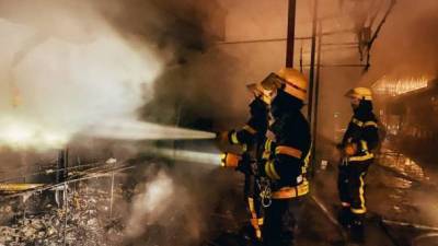 На столичном Академгородке пожарные потушили пожар на рынке