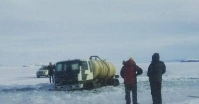 Машина с отходами провалилась в ледяную трещину на Байкале