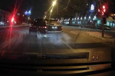 В Твери водитель внедорожника наплевал на ПДД и поехал на красный свет
