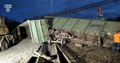 На станции Воскобойня с рельсов сошли 8 грузовых вагонов: повреждены железнодорожные пути, поезда задерживаются
