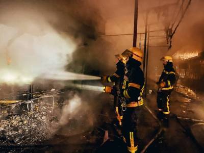 В Киеве горел рынок: полностью уничтожены 5 павильонов – фото пожара