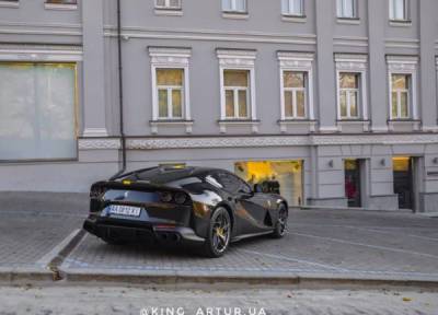 В Киеве «засветился» роскошный суперкар Ferrari — стоит 17 млн