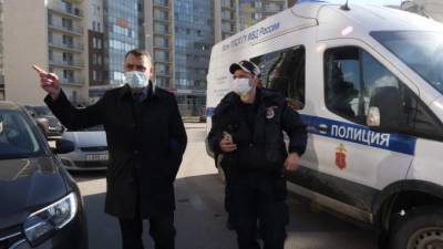 В Петербурге полиция пришла с обысками к семи активистам