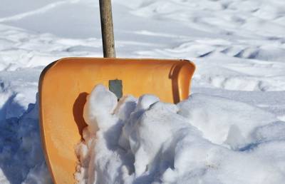 Молодёжь добровольно помогает с уборкой снега