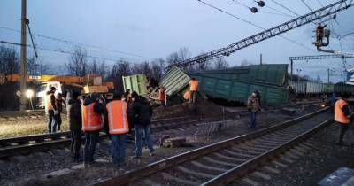 Под Днепром с рельсов сошел грузовой поезд: четыре вагона перевернулись (фото) (4 фото)
