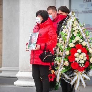 Фоторепортаж: в Запорожье простились с врачом Ольгой Гливой, которая погибла во время пожара