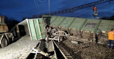В Днепропетровской области сошел с рельсов грузовой состав: некоторые поезда задерживаются (фото)