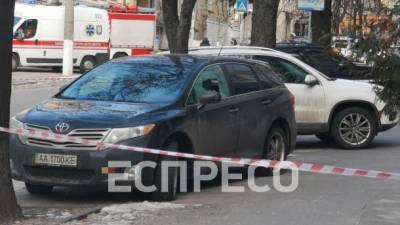 Неподалеку от Львовской площади в Киеве обнаружили авто с гранатой