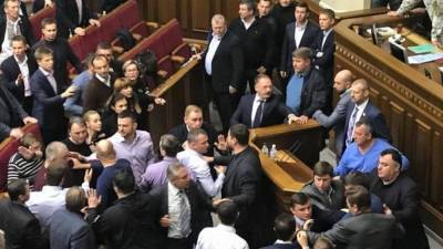 Потасовка украинских депутатов в Раде попала на видео