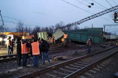 Под Днепром произошла авария на железной дороге: Сошли с рельсов восемь вагонов