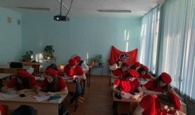 ФотКа дня: школьников заставили надеть форму юнармейцев и писать письмо в армию