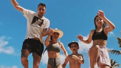 На пляже в Доминикане: Ксения Мишина и Александр Эллерт покорили забавным кадром с детьми