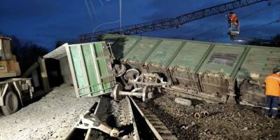 На станции Воскобойня под Днепром с рельсов сошли восемь грузовых вагонов, повреждено железнодорожные пути. Поезда курсируют с задержкой