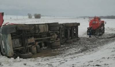 Два грузовика с нефтепродуктами опрокинулись в Оренбургской области
