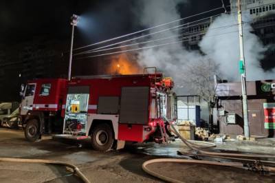 В Киеве горел продуктовый рынок, уничтожено пять павильонов