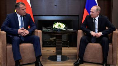 Владимир Путин поздравил главу Южной Осетии с днем рождения