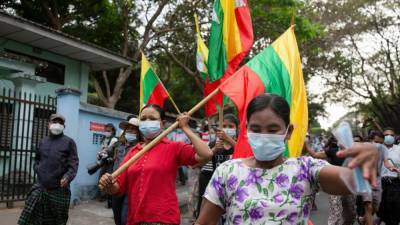 Граждане Мьянмы проводят антивоенный митинг