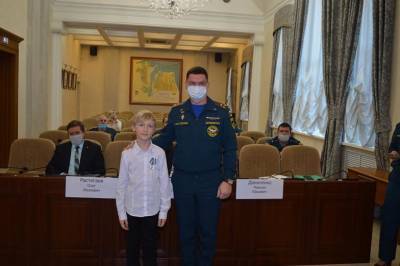 Юному жителю Волгодонска за спасение маленькой сестры вручили награду МЧС