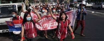 Жители Мьянмы вышли на акции протеста против захвата власти военными