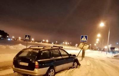 Нетрезвый водитель не справился с управлением и cнес дорожные знаки в Минске