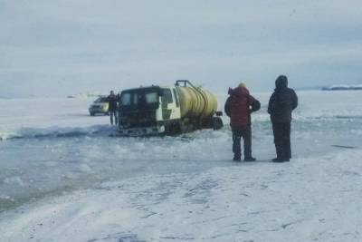 На Байкале в трещину льда провалилась ассенизаторская машина
